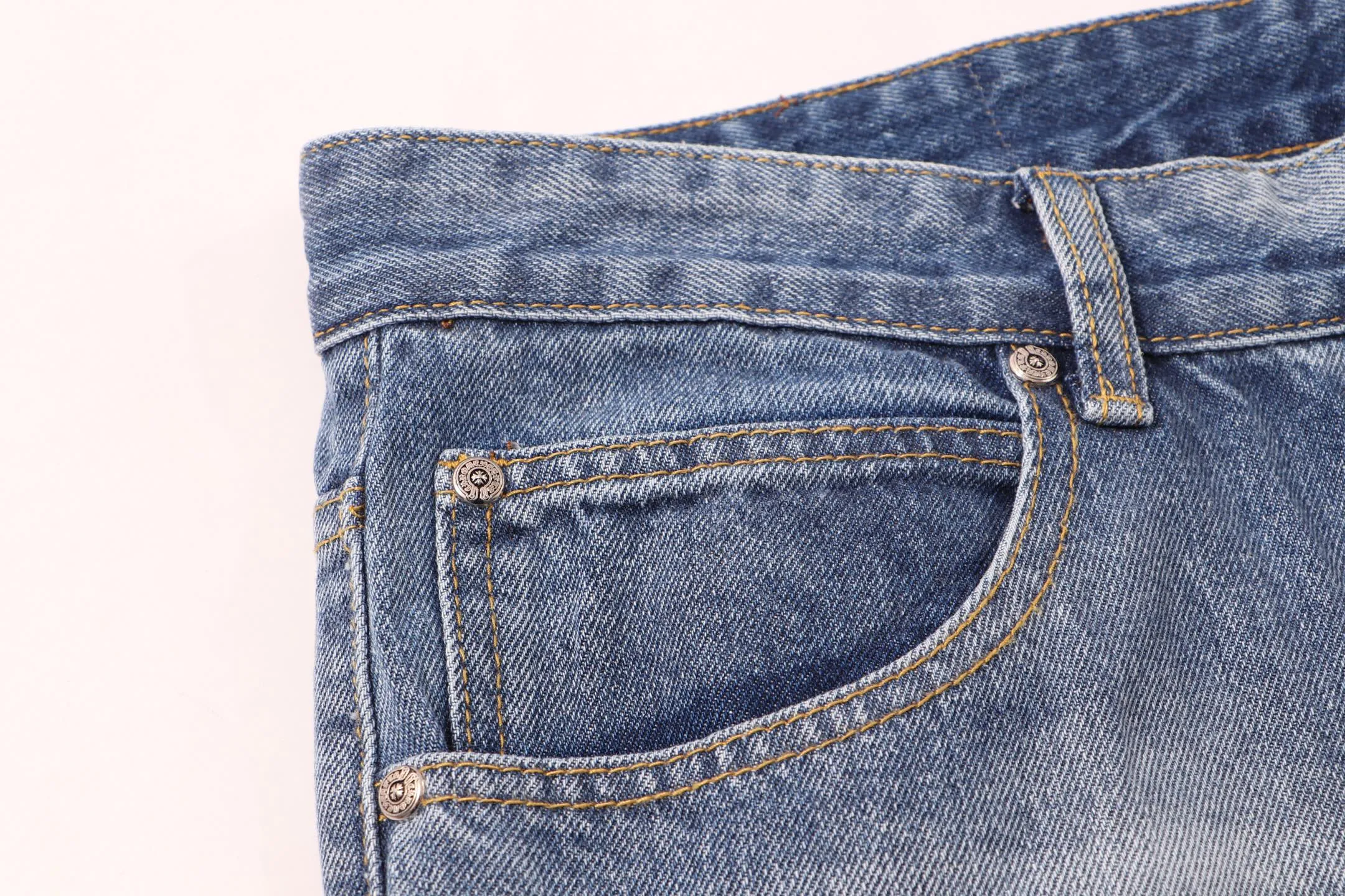 P240 Style No.: H96 Croxin & 𝐂𝐡𝐫𝐨𝐦𝐞 𝐇𝐞𝐚𝐫𝐭 Pingtai SS25 blue butterfly print jeans. Styles with different wash textures are very friendly to people with thin legs. The slightly flared version perfectly modifies the leg shape. The timeless and moderate length makes it easy to match and match. It is the basis for various styles and is a must-have in your wardrobe! The fabric is stiff but also makes the upper body soft without losing texture. The washing process is even more perfect. It is a must-have item for everyone! ! ! Washed wheat, hang tag, pants label, three labels complete Color: blue Size: 28-30-32-34